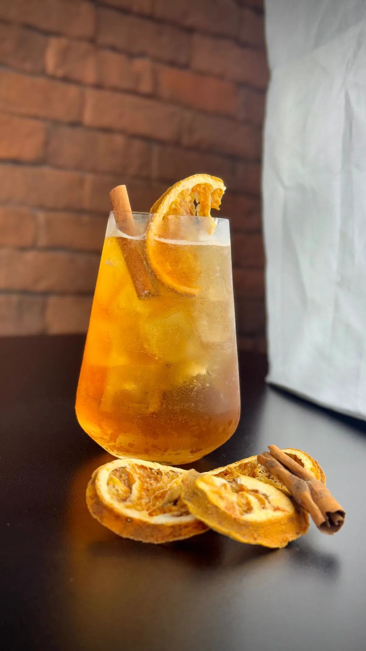 Drink com laranja e canela do bar do Batel
