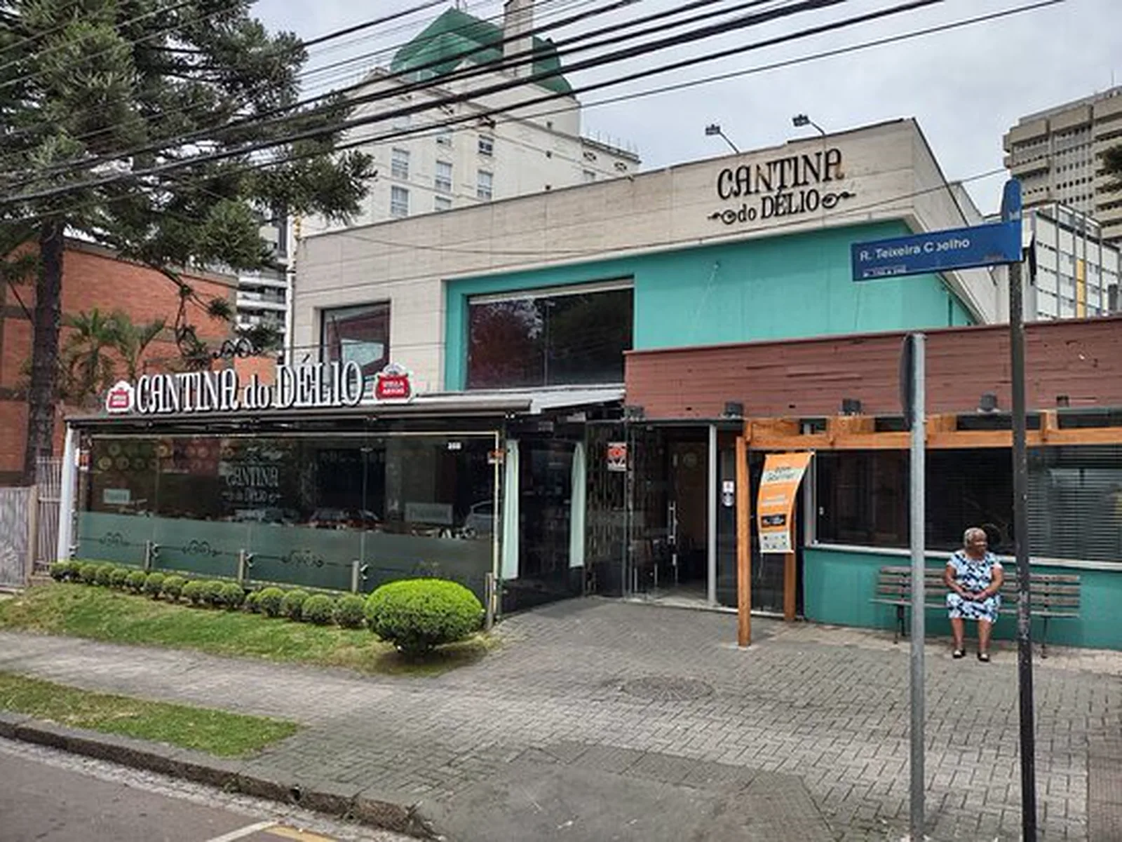 Fachada da Cantina do Délio no Batel durante o dia