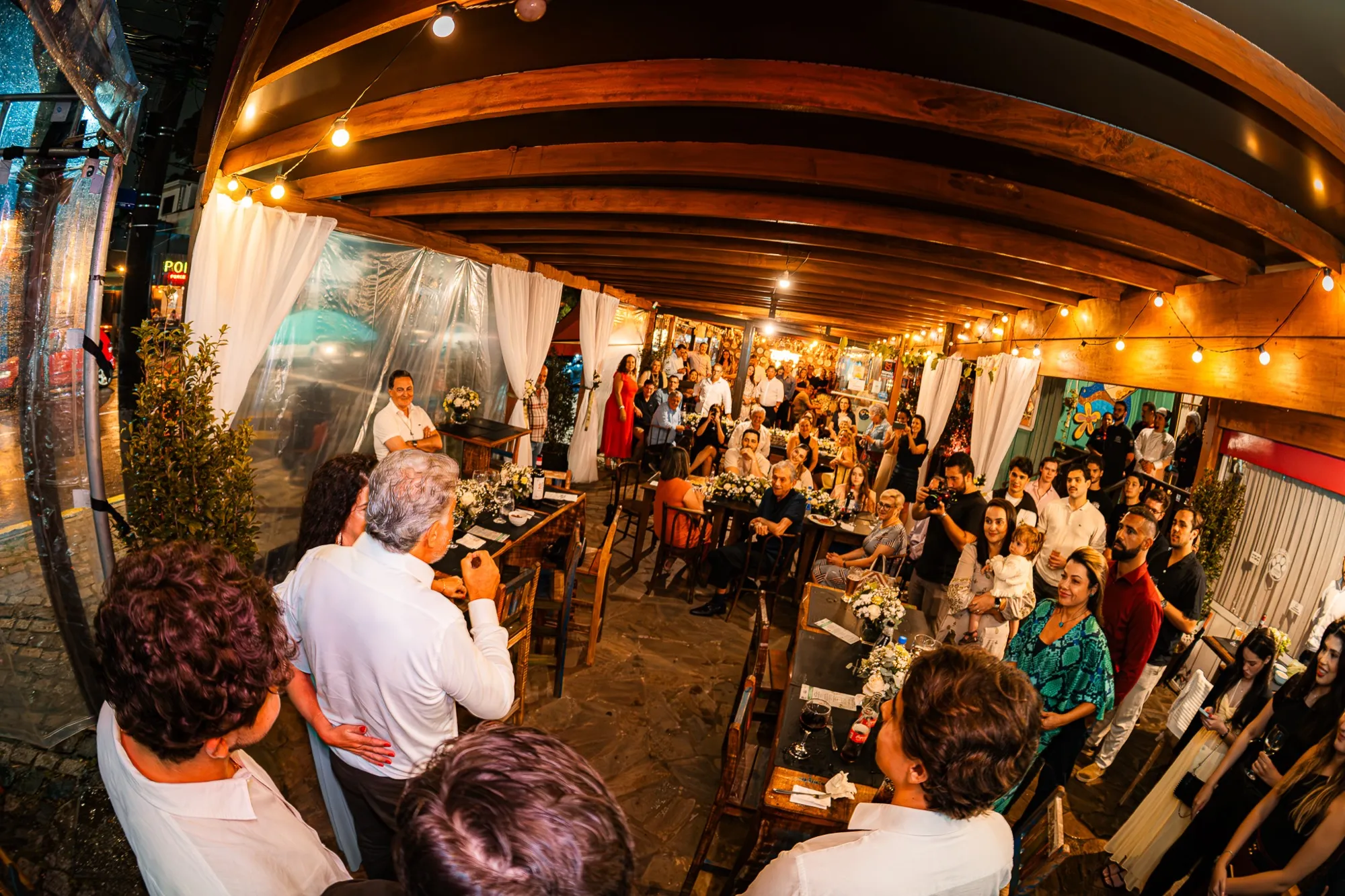 Salão da Cantina cheio de convidados numa festa de bodas, com luzes no teto