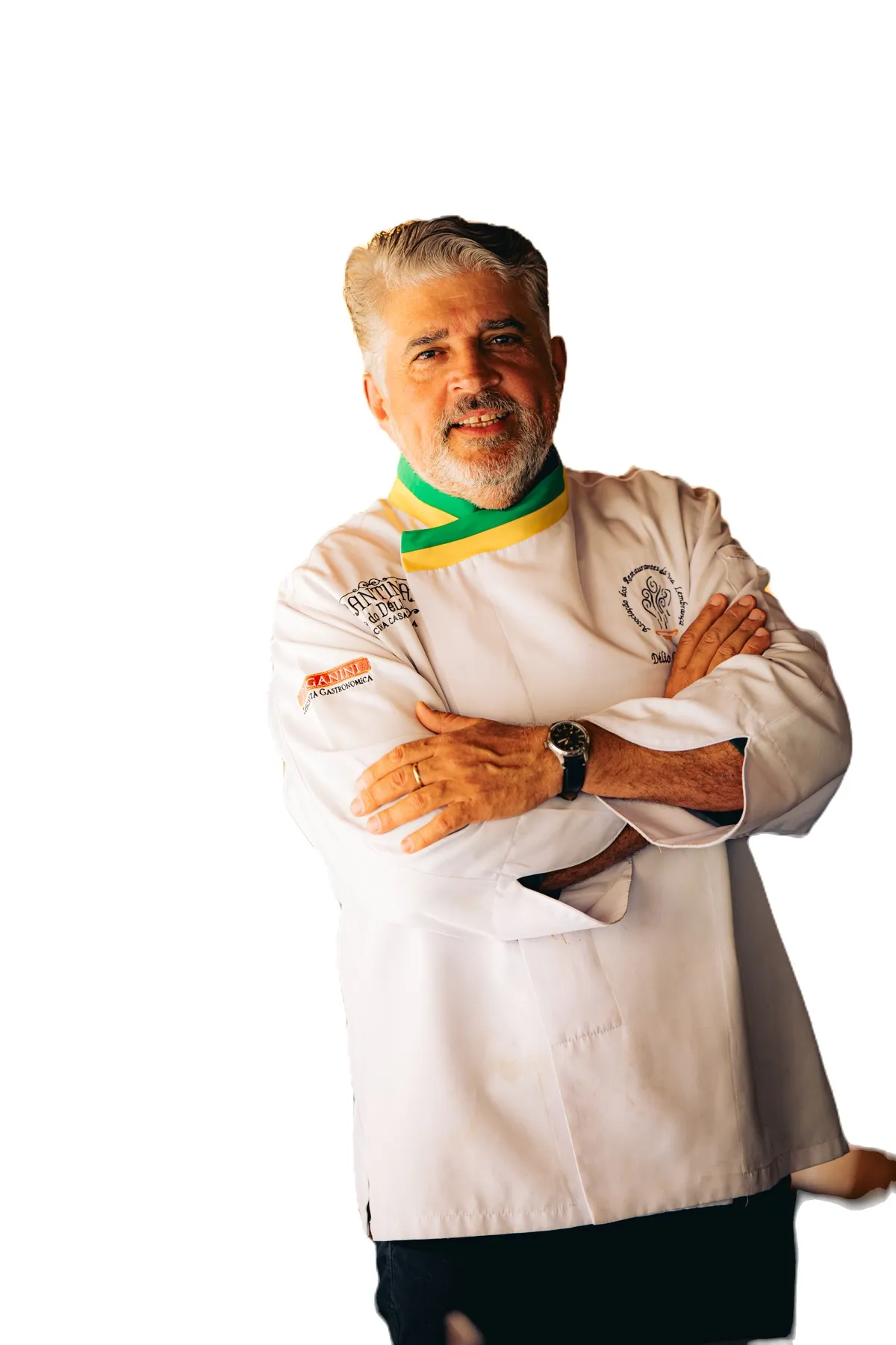 Délio Canabrava de dólmã, de braços cruzados