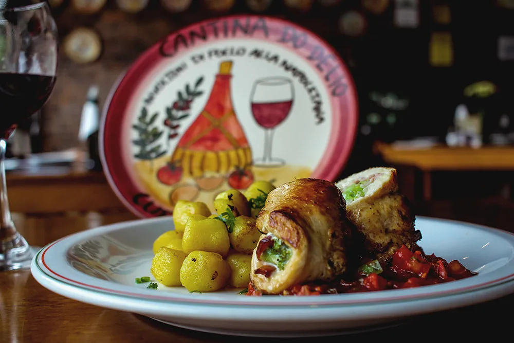 O Involtini di Pollo alla Napoletana diante da cerâmica de 2018