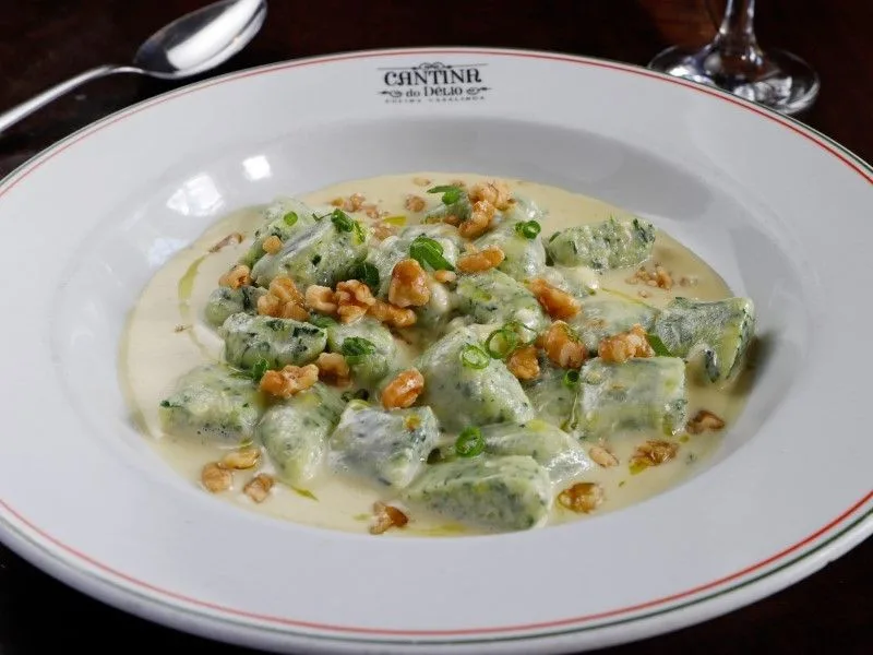 Nhoque de rúcula ao gorgonzola com nozes