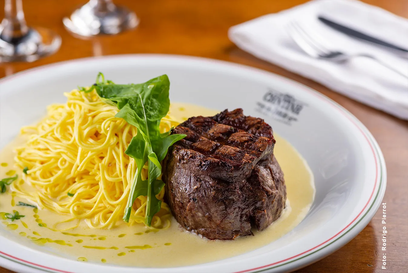 Mignon ao molho emmental com spaghettini
