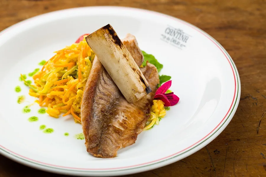 Peixe e palmito flambados na cachaça, com legumes no dendê