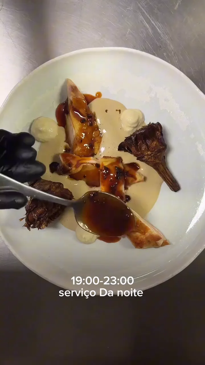 Um prato do serviço da noite na brasserie