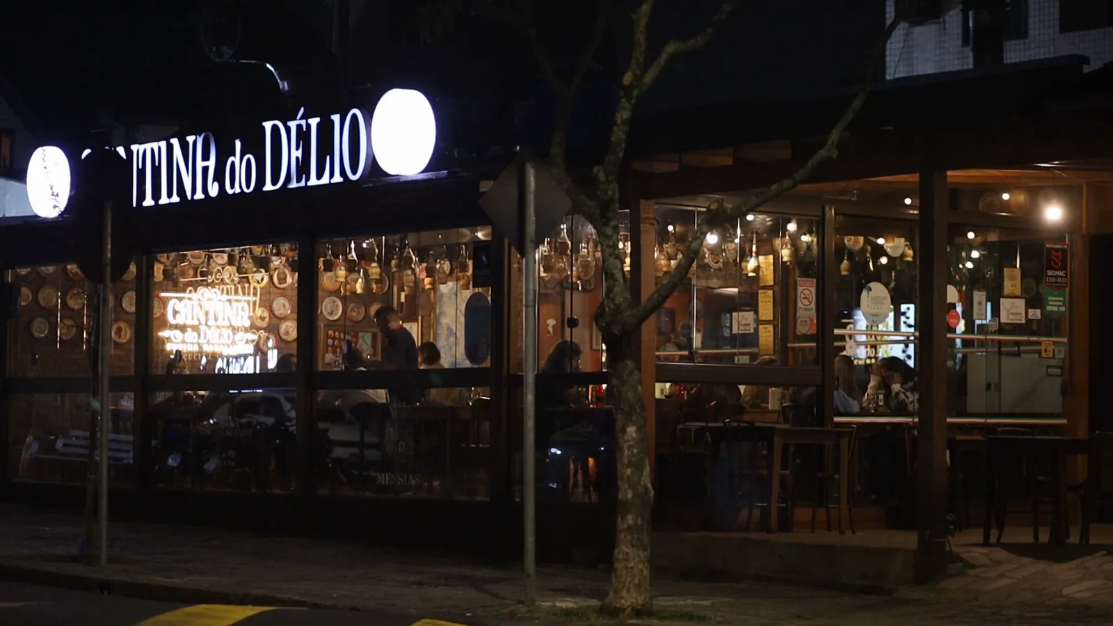 Fachada da Cantina na Rua Itupava à noite