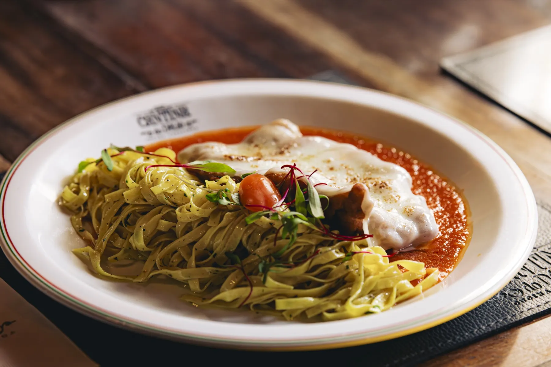 Parmegiana com fettuccine e molho de tomate